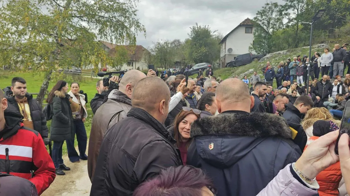 Tokom okupljanja, mještani su iznijeli i prijedlog da se upravo kod Knežak izvora izgradi spomenik Halidu Bešliću