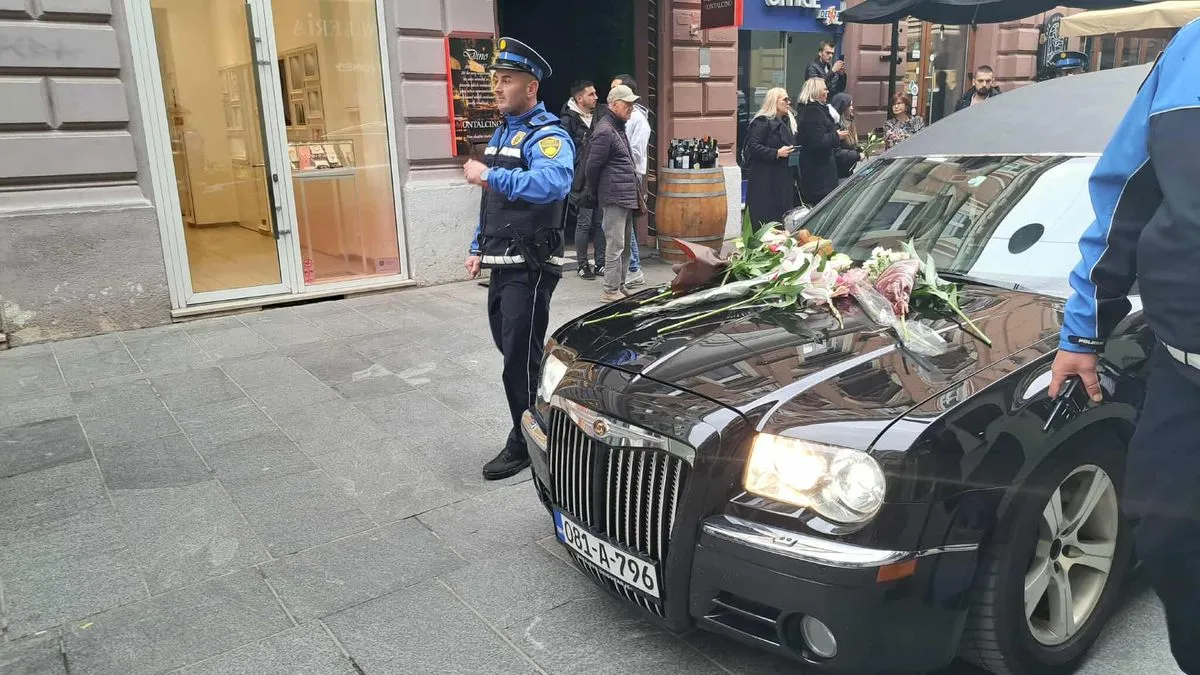 Tužna povorka ići će dalje prema Barama, gdje će biti i ukopan Halid Bešlić