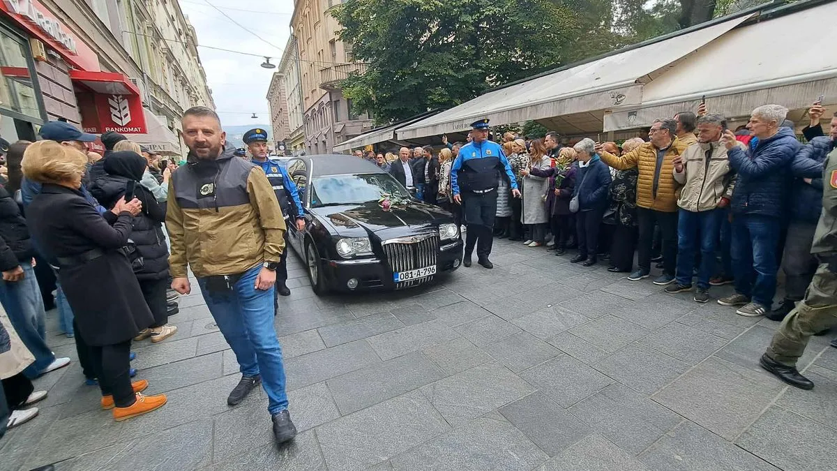 Tužna povorka ići će dalje prema Barama, gdje će biti i ukopan Halid Bešlić
