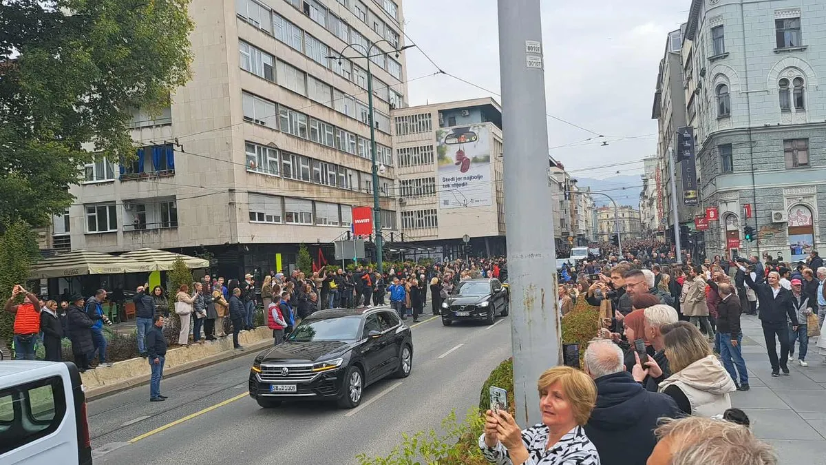 Tužna povorka krenula prema Gradskom groblju Bare: Emotivan oproštaj građana od Halida Bešlića
