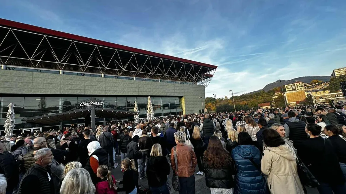 Brojni gradovi Bosne i Hercegovine, regiona, ali i svijeta, danas se simbolično opraštaju od legende narodne muzike Halida Bešlića.