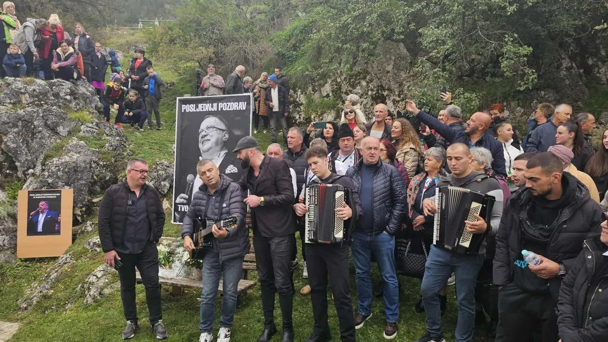 Tokom okupljanja, mještani su iznijeli i prijedlog da se upravo kod Knežak izvora izgradi spomenik Halidu Bešliću