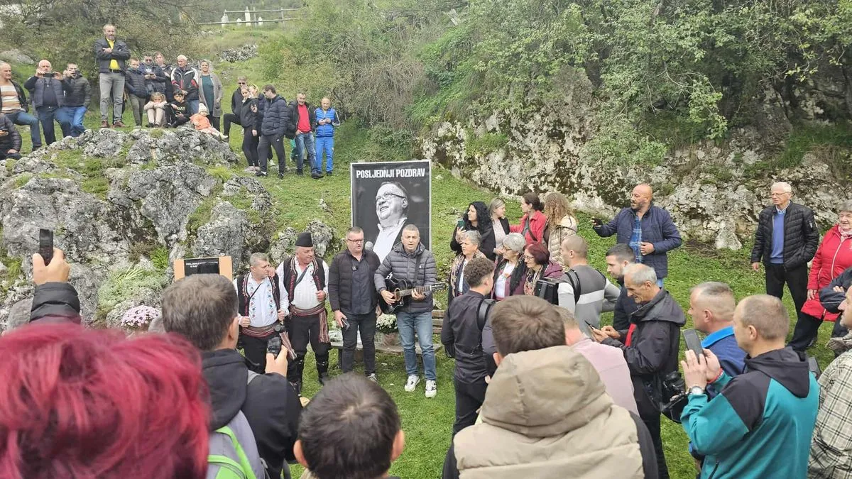 Tokom okupljanja, mještani su iznijeli i prijedlog da se upravo kod Knežak izvora izgradi spomenik Halidu Bešliću