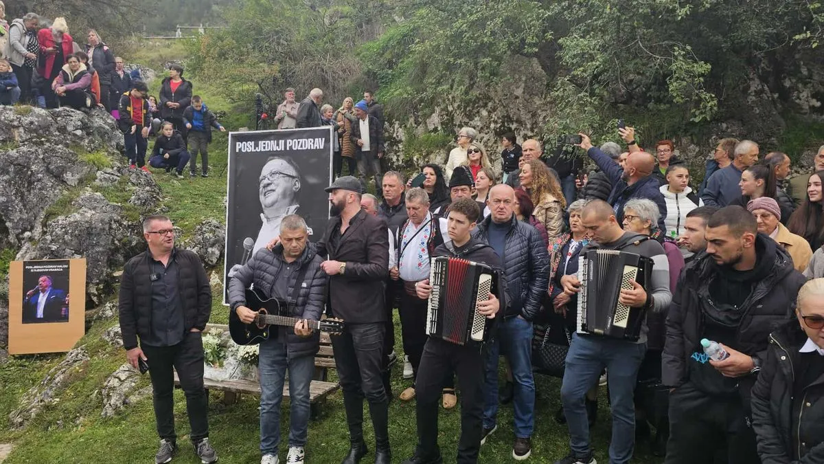 Tokom okupljanja, mještani su iznijeli i prijedlog da se upravo kod Knežak izvora izgradi spomenik Halidu Bešliću