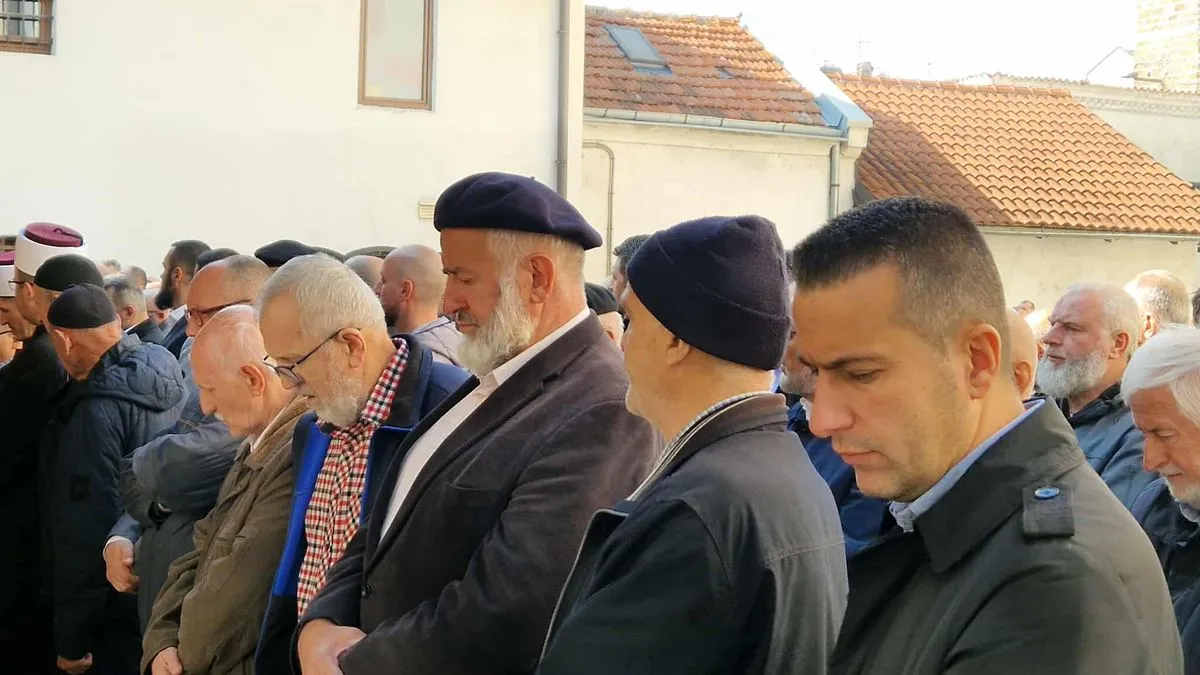 Velična čovjeka je u veličini zaostavštine koju je ostavio iza sebe, rečeno je prije klanjanja dženaze u haremu Begove džamije.
