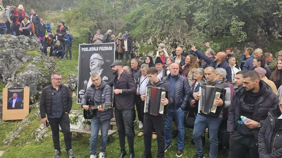 Hayat.ba u Knežini: Suze, sjećanja i pjesma kod Knežak izvora u čast Halidu Bešliću