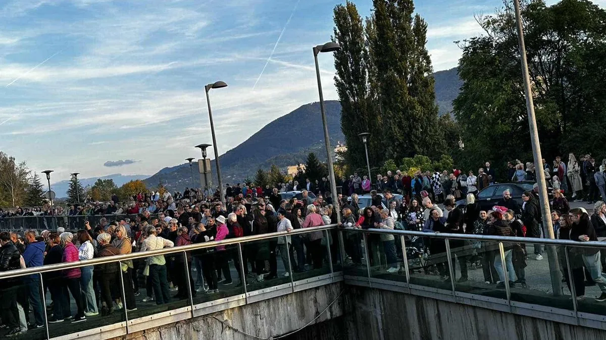 Brojni gradovi Bosne i Hercegovine, regiona, ali i svijeta, danas se simbolično opraštaju od legende narodne muzike Halida Bešlića.
