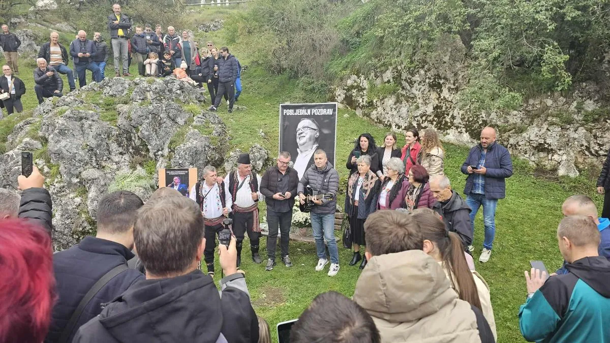 Hayat.ba u Knežini: Suze, sjećanja i pjesma kod Knežak izvora u čast Halidu Bešliću