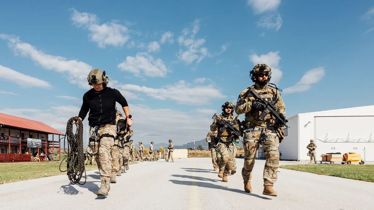 Potjernicu je raspisao NCB Interpol Zagreb radi krivičnog gonjenja za krivična djela “Kriminalno udruživanje” i “Počinjenje krivičnog djela kao član kriminalne grupe”