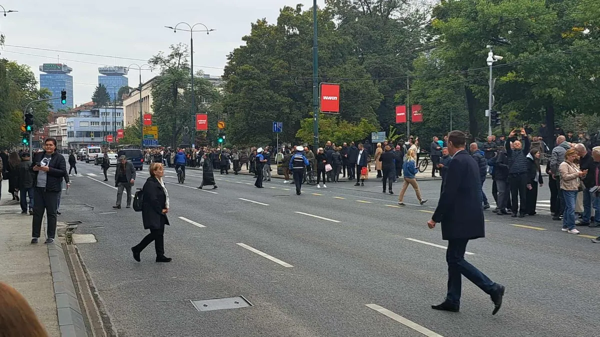 Tužna povorka ići će dalje prema Barama, gdje će biti i ukopan Halid Bešlić