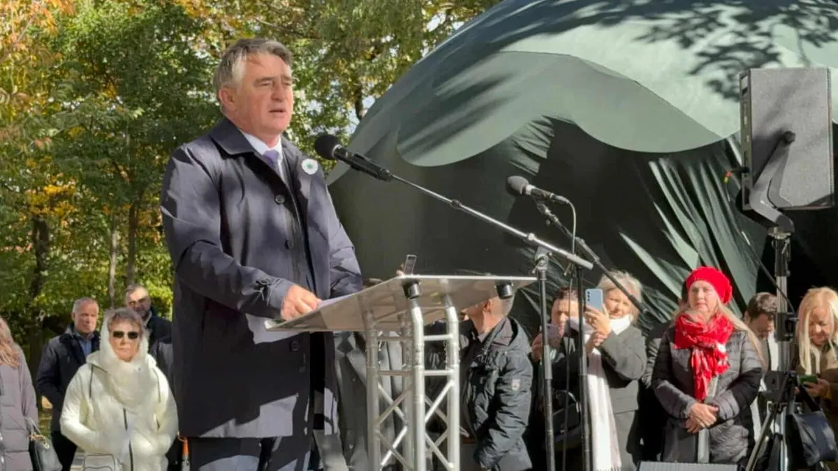 Navodi da se često danas može čuti, sa raznih strana, kako nije ni pametno niti mudro zauzimati strane u međunarodnim sukobima