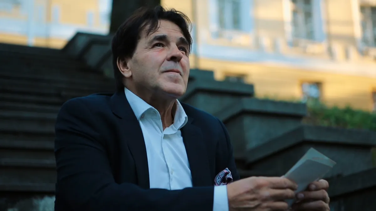 Pjesma "Najljepši grad" nosi autentičan bosanski duh, oplemenjen savremenim aranžmanskim pristupom koji ne gubi vezu s emocijom i tradicijom