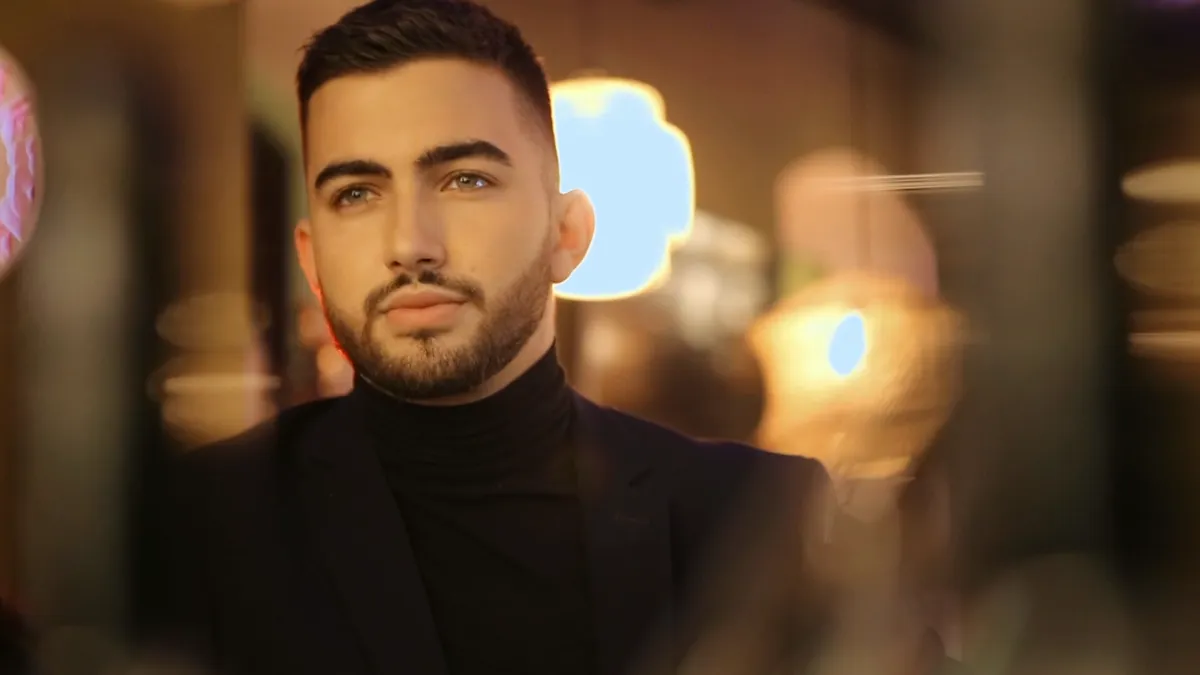 "Večera za dvoje" je emotivna balada koja govori o ljubavi, bliskosti i trenucima koje dijelimo sa onima do kojih nam je najviše stalo