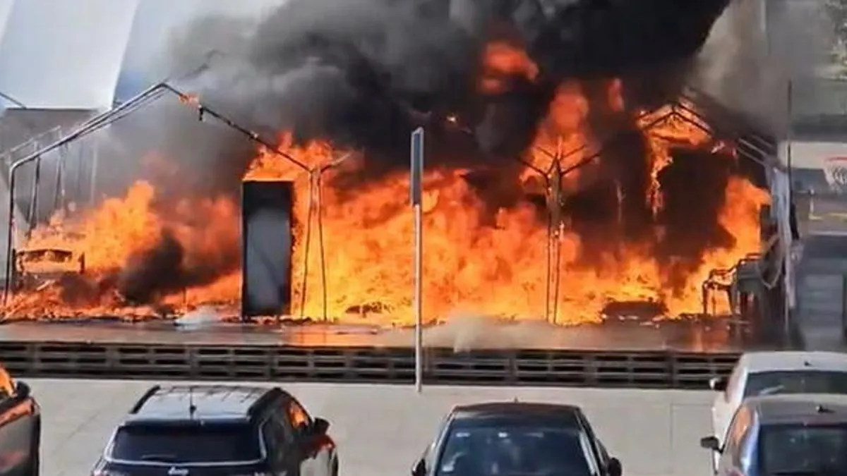 Uzrok požara još nije utvrđen, a policija provodi uviđaj i prikuplja informacije o okolnostima koje su dovele do incidenta.