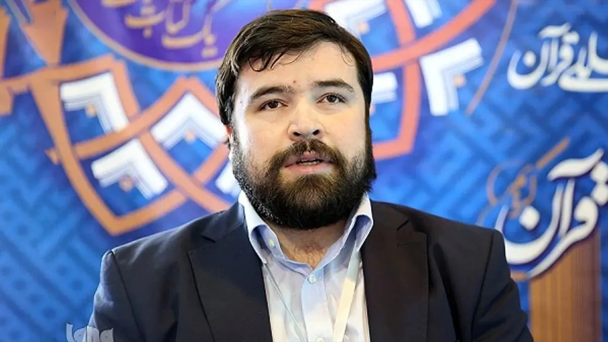 On, slijep od rođenja, samostalno putuje svijetom, tečno govori arapski, oženjen je i ima kćerkicu