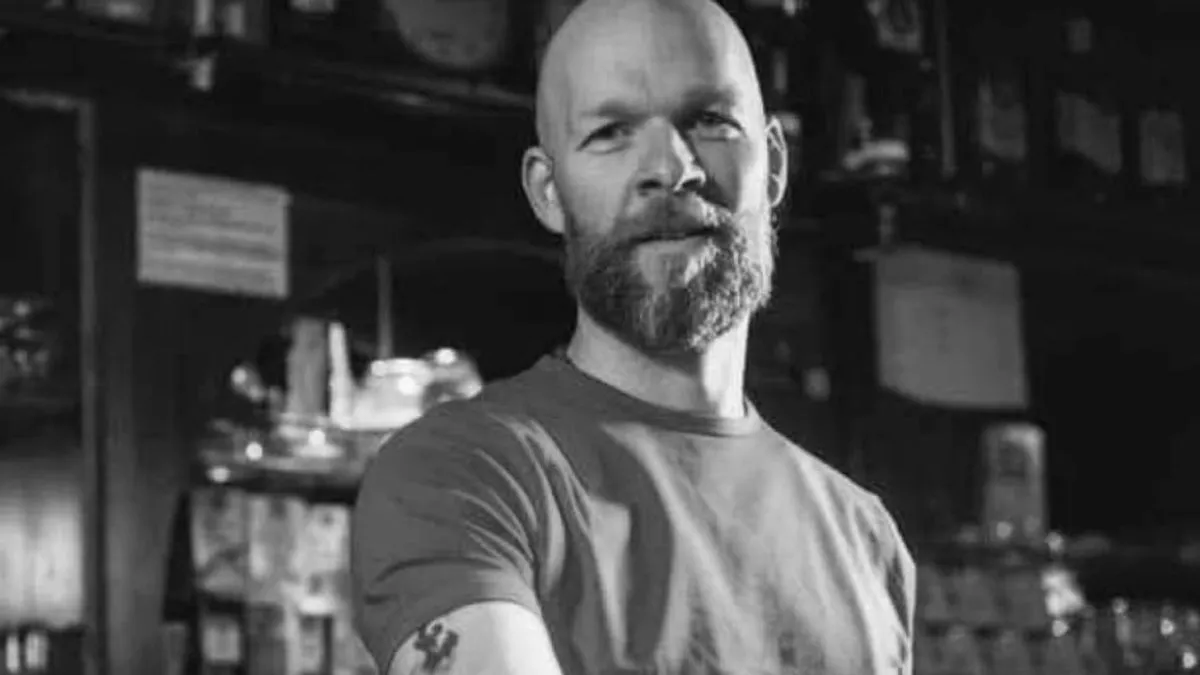 Prijatelji, kolege i komšije Aleša Šutara okupljaju se na mjestu tragedije kako bi mu odali počast, dok se na društvenim mrežama šire poruke tuge i nevjerice.