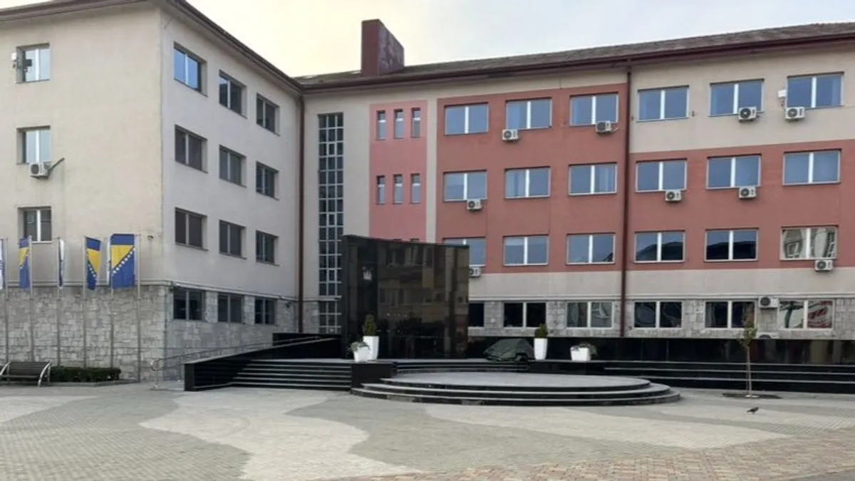 Dok sistem šuti, djeca i majke pate! Amela sedmicama štrajkuje na trgu, traži pravdu