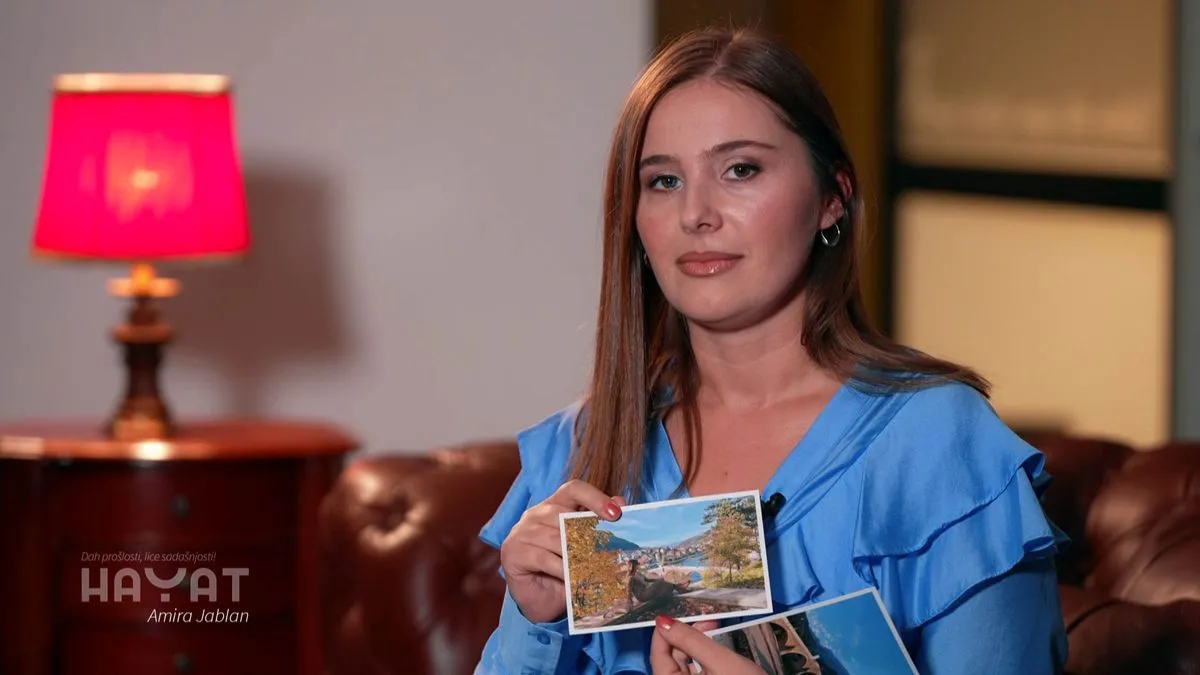 "Dah prošlosti, lice sadašnjosti" oslikava nekoliko fotografija iz života Amire Jablan, voditeljice Hayat TV-a koje je podijelila s nama