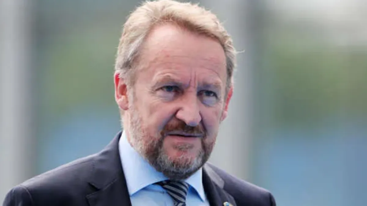 Poručio je Izetbegović da Dodik ne smije ostati predsjednik SNSD-a, s obzirom da je to naloženo presudom Suda BiH koja je jasna.