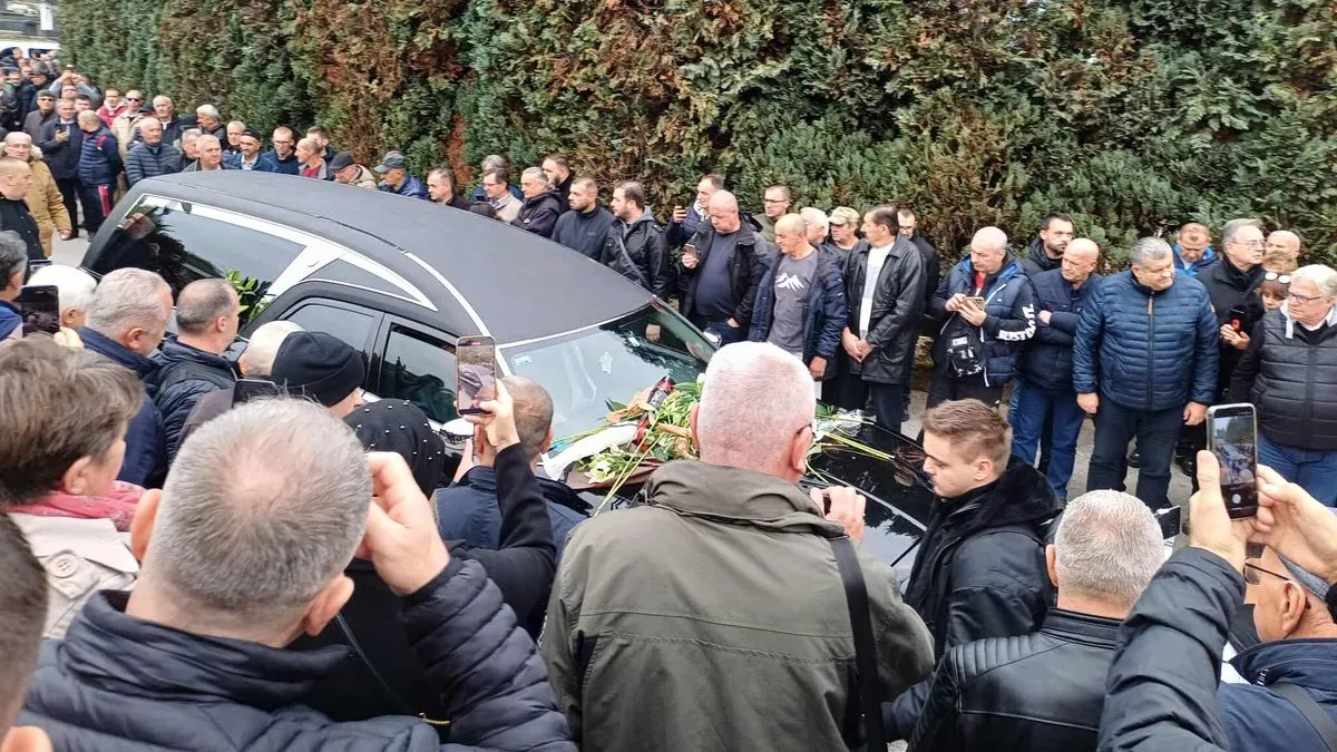 Veliki broj ljudi je prisustvovao dženazi i ukopu na Barama