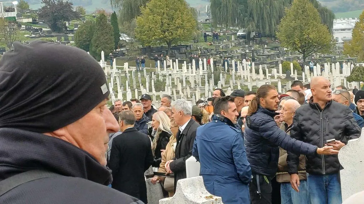 Veliki broj ljudi je prisustvovao dženazi i ukopu na Barama