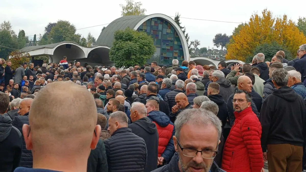 Veliki broj ljudi je prisustvovao dženazi i ukopu na Barama