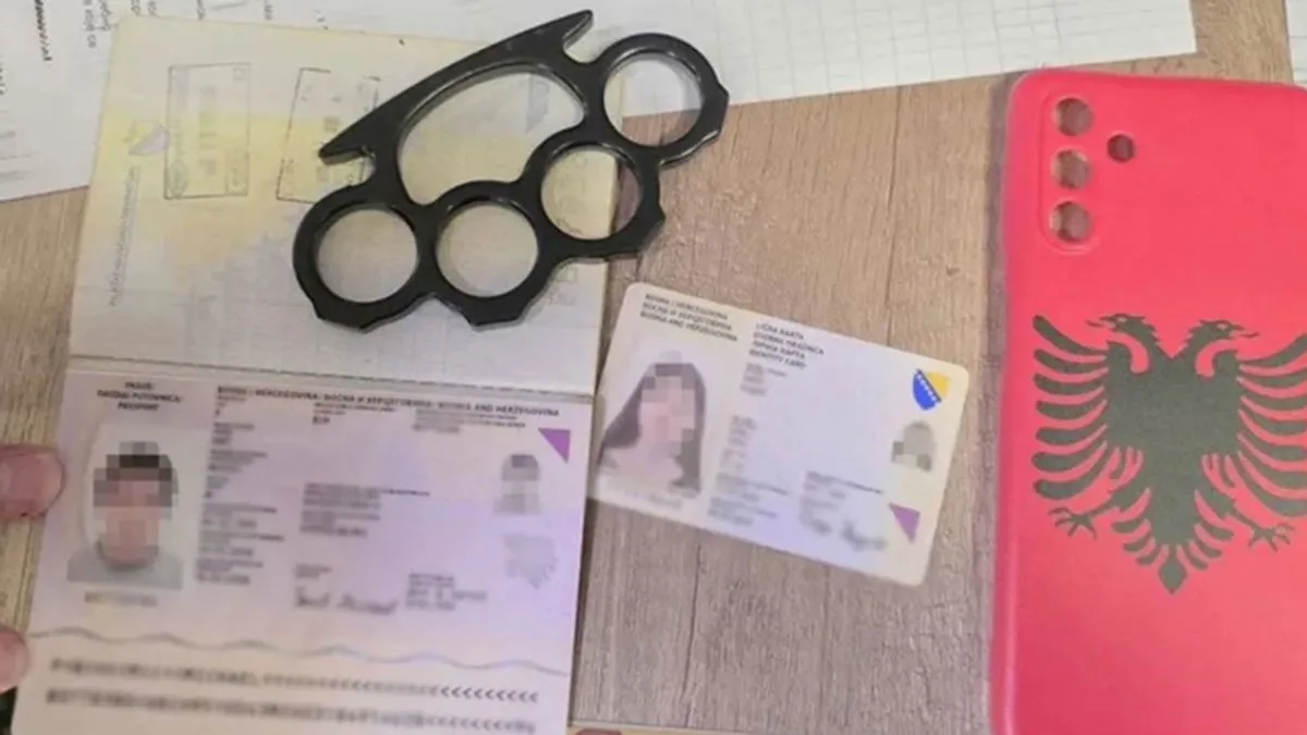 Pripadnici MUP-a Srbije zadržali su dva državljanina BiH u Beogradu jer su kod sebe imali bokser i masku sa albanskim simbolima.