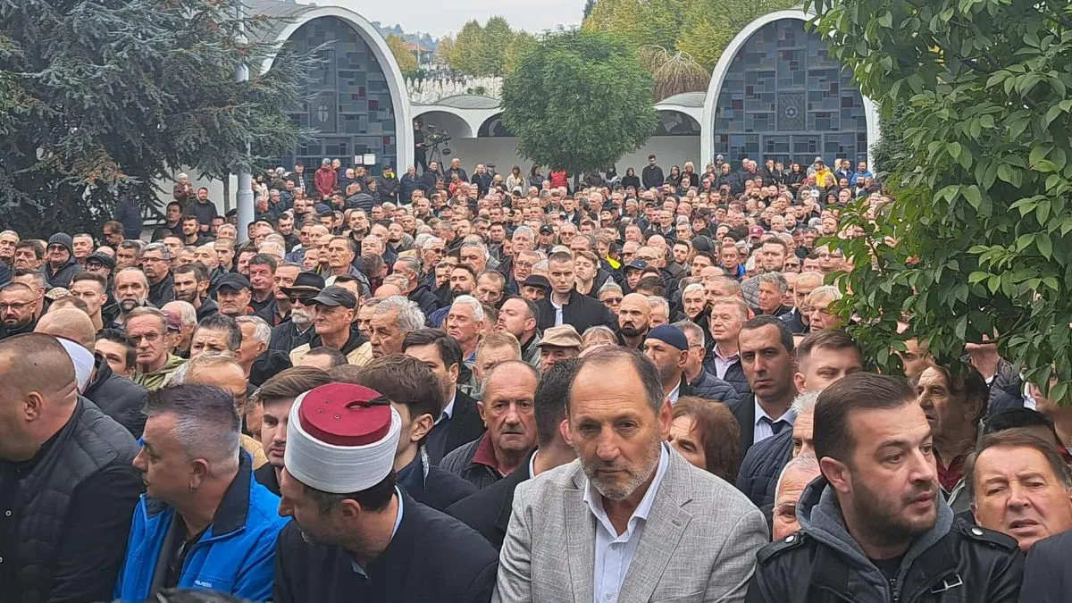 Veliki broj ljudi je prisustvovao dženazi i ukopu na Barama