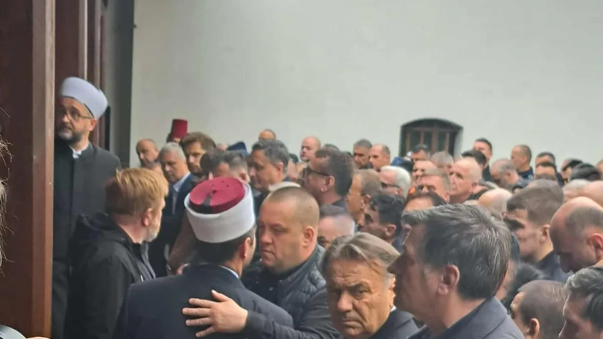 Veliki broj ljudi, ne samo iz BiH nego i regiona ali i svijeta, došao je na dženazu Halidu Bešliću