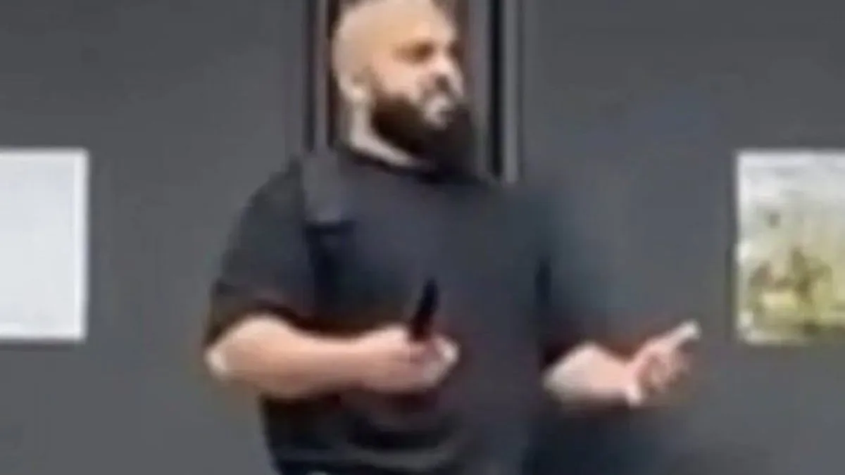 Uhapšene su još tri osobe, dvojica muškaraca u tridesetim i jedna žena u šezdesetim godinama, zbog sumnje na povezanost s napadom.