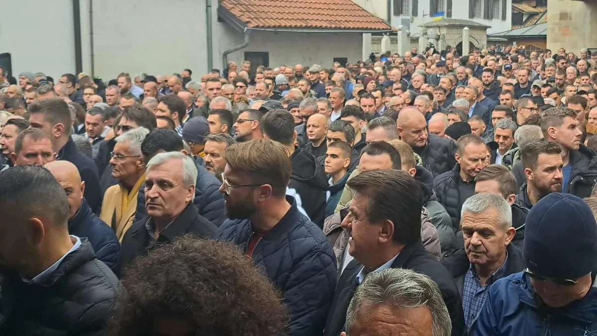 Veliki broj ljudi, ne samo iz BiH nego i regiona ali i svijeta, došao je na dženazu Halidu Bešliću