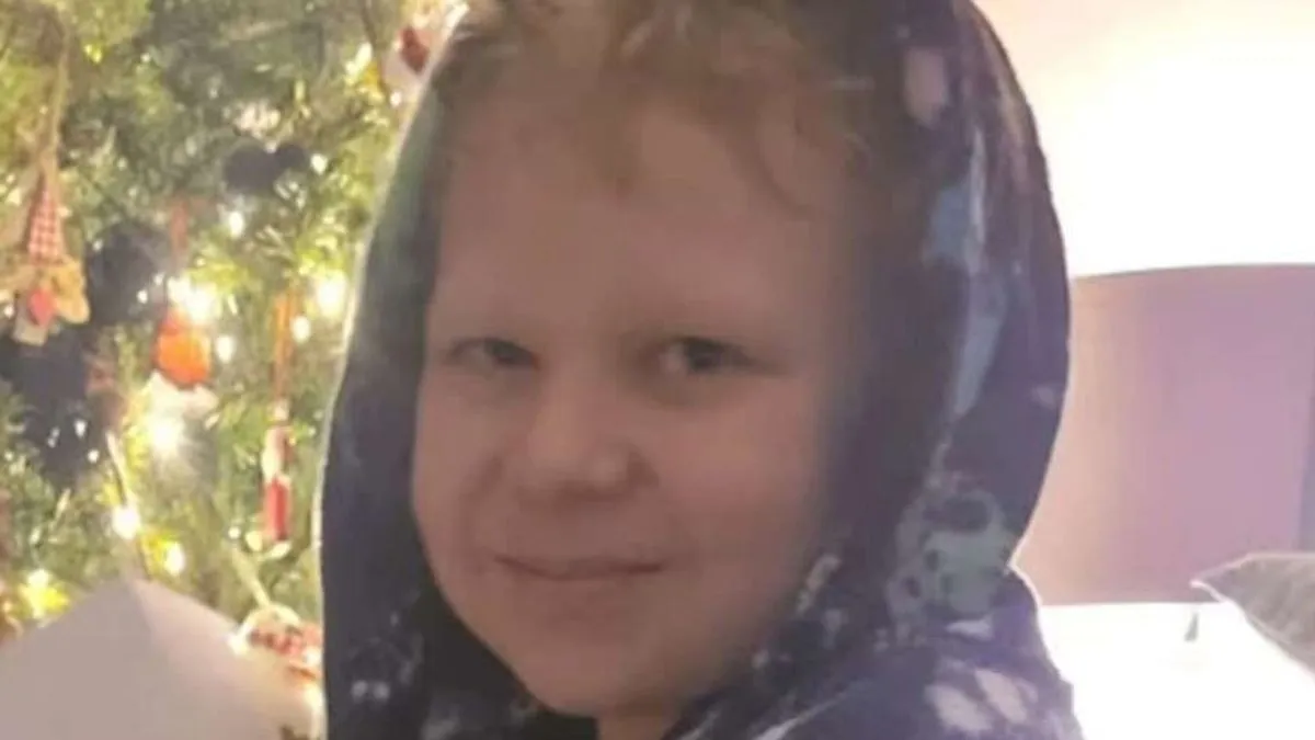 U sobi je pronađeno pet praznih limenki dezodoransa. Prevezen je u bolnicu Tameside General, gdje je u 19.31 sat proglašen mrtvim.