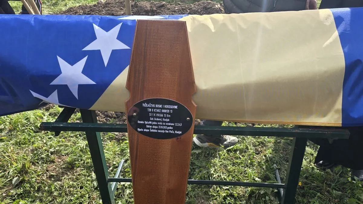 Ljudi i maloljetni dječaci su juna 1993. godine odvojeni od žena, pobijeni, poliveni nekom tečnošću i zapaljeni u jednoj kući