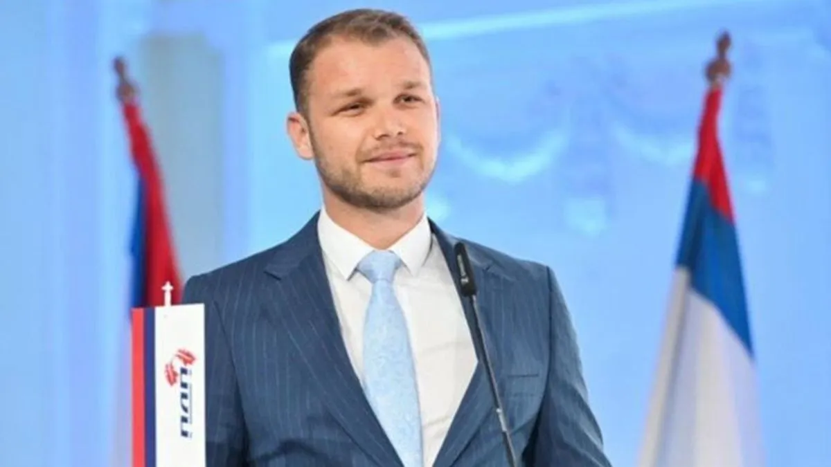 Na Facebooku je Stanivuković ocijenio da je “žalosno gledati da se bivši predsjednik pretvorio u brojača stolica i držača slika sa naše Konvencije, u Jutarnjem programu RTRS-a.”