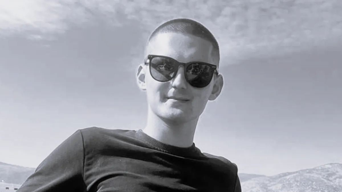 Od njega se na društvenim mrežama opraštaju brojni prijatelji. Kako pišu, njegova borba i osmijeh ostavit će trag u srcima svih koji su ga poznavali.