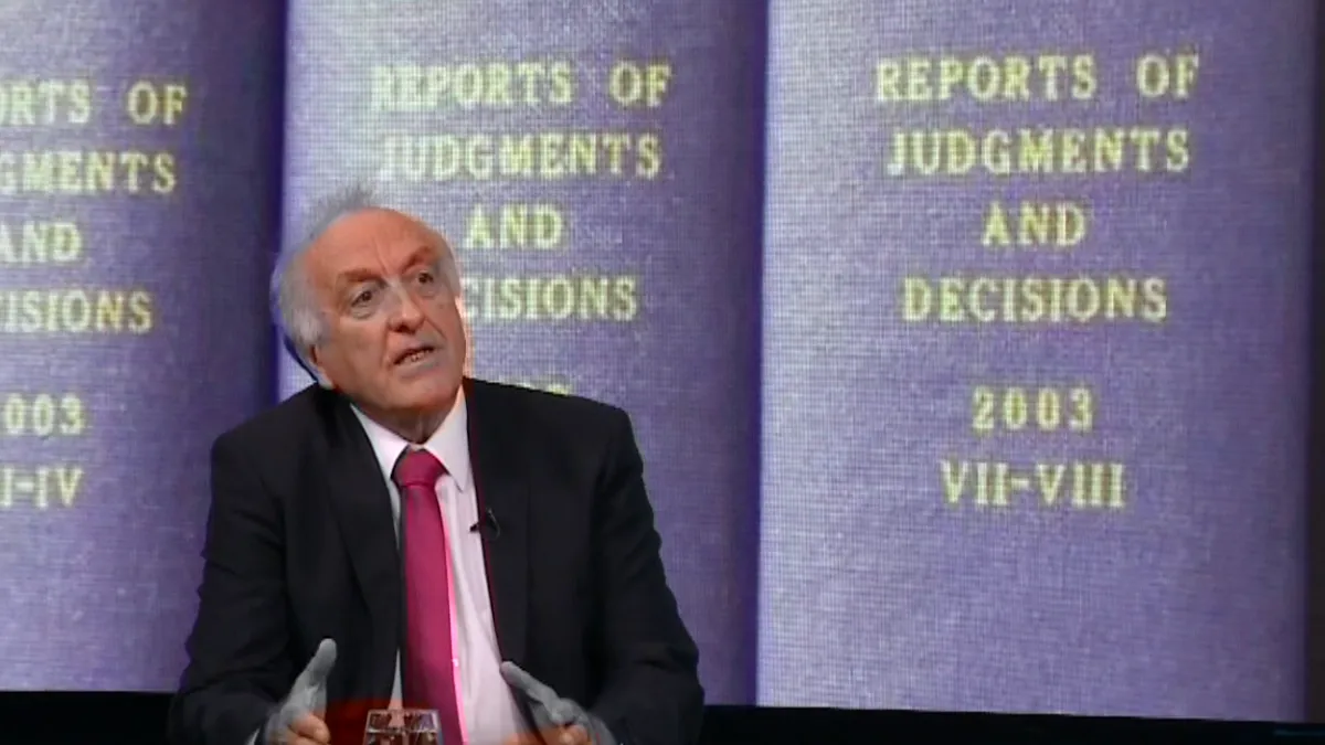 Brojne su teme koje dominiraju javnim diskursom, među kojima se i dalje kao najteže izdvajaju one političke