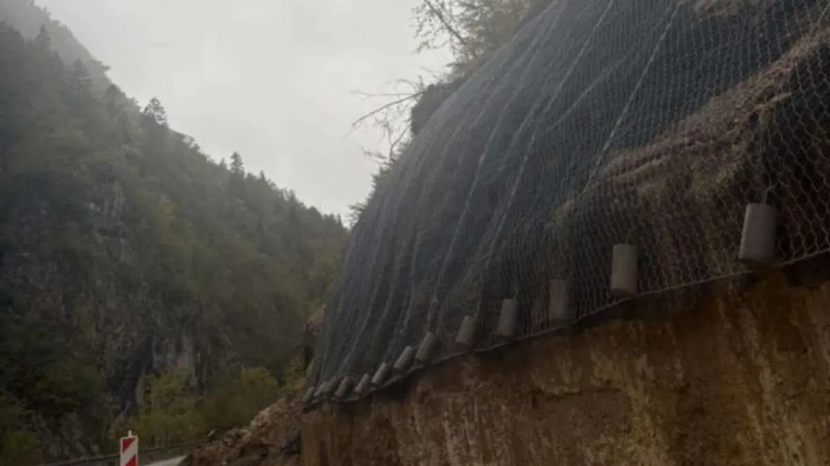 ''Na magistrali prvog reda Foča-Sarajevo, dionici Dobro Polje-Miljevina, na lokalitetu gdje je uklonjen tunel broj 58, dolazi do konstantne pojave klizišta''