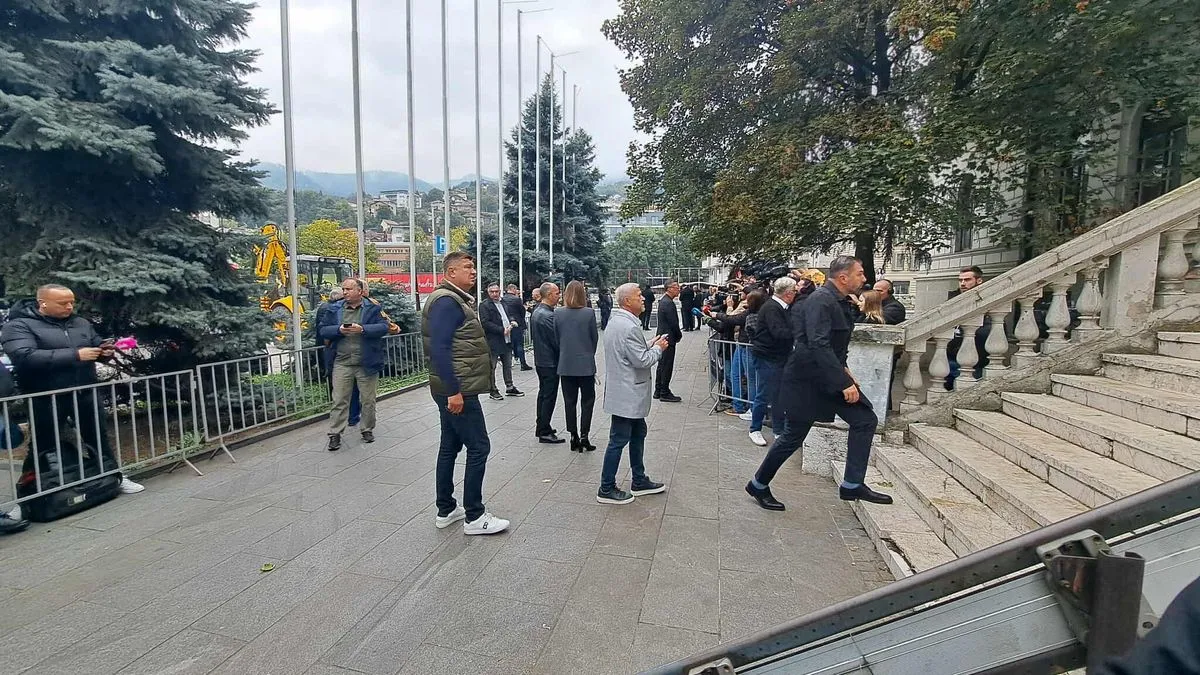 Tuga u srcima, suze u očima: Evo ko je sve stigao na komemoraciju Halidu Bešliću