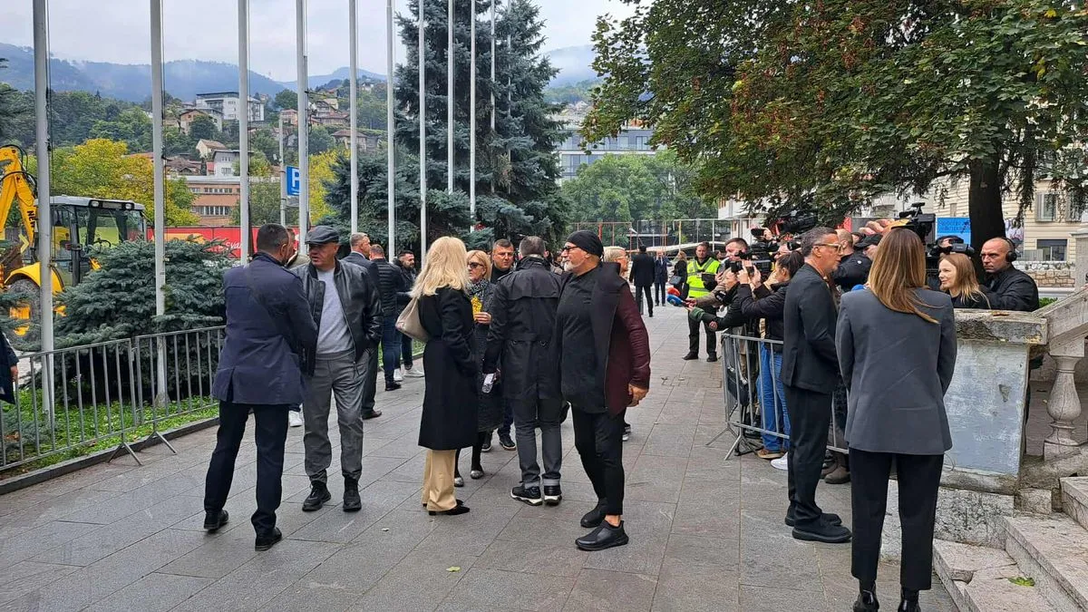 Tu će se posljednji put čuti njegove pjesme, poruke prijatelja, i sjećanja na čovjeka koji je svojim glasom spajao generacije.