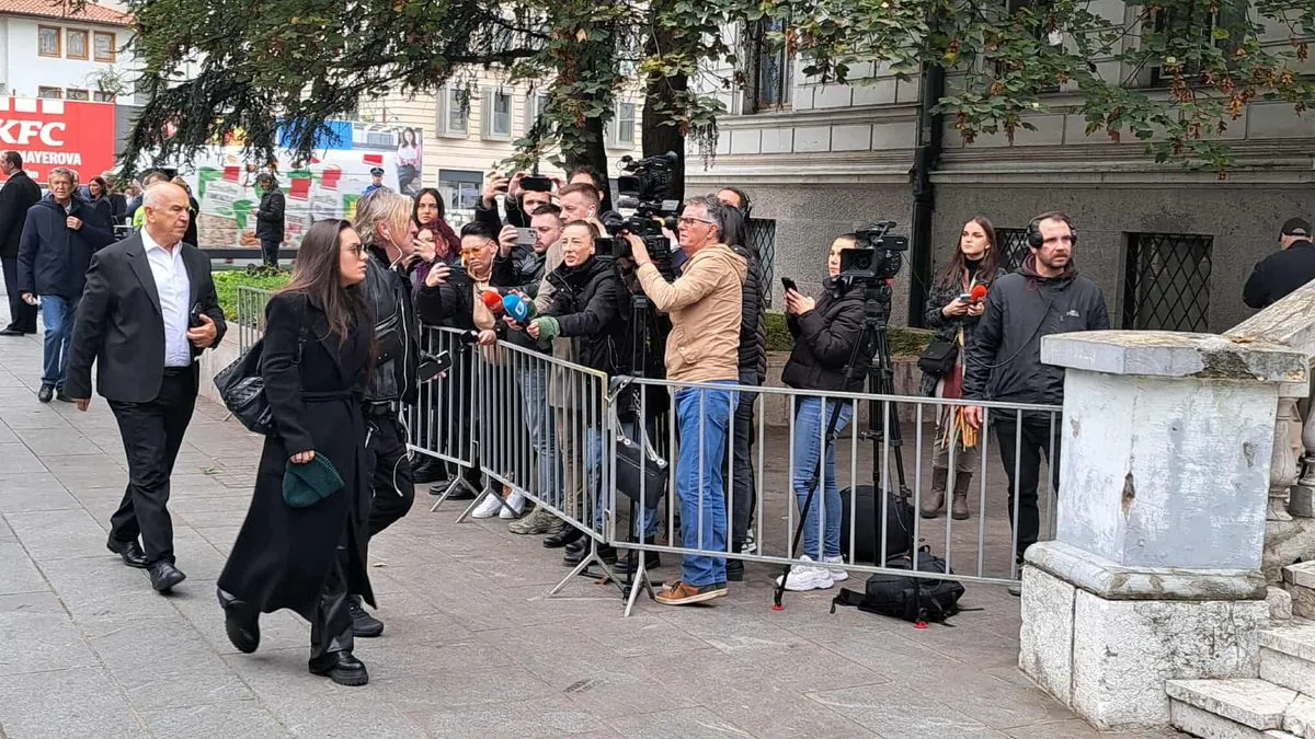 Tu će se posljednji put čuti njegove pjesme, poruke prijatelja, i sjećanja na čovjeka koji je svojim glasom spajao generacije.