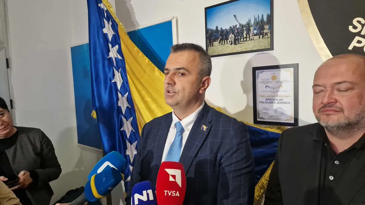 Amar Hadžiomerović, predsjednik Nezavinsog odbora, je medijima nakon sjednice kazao kako su tražili očitovanje Munjića istakavši kako je kazao nešto što nisu znali