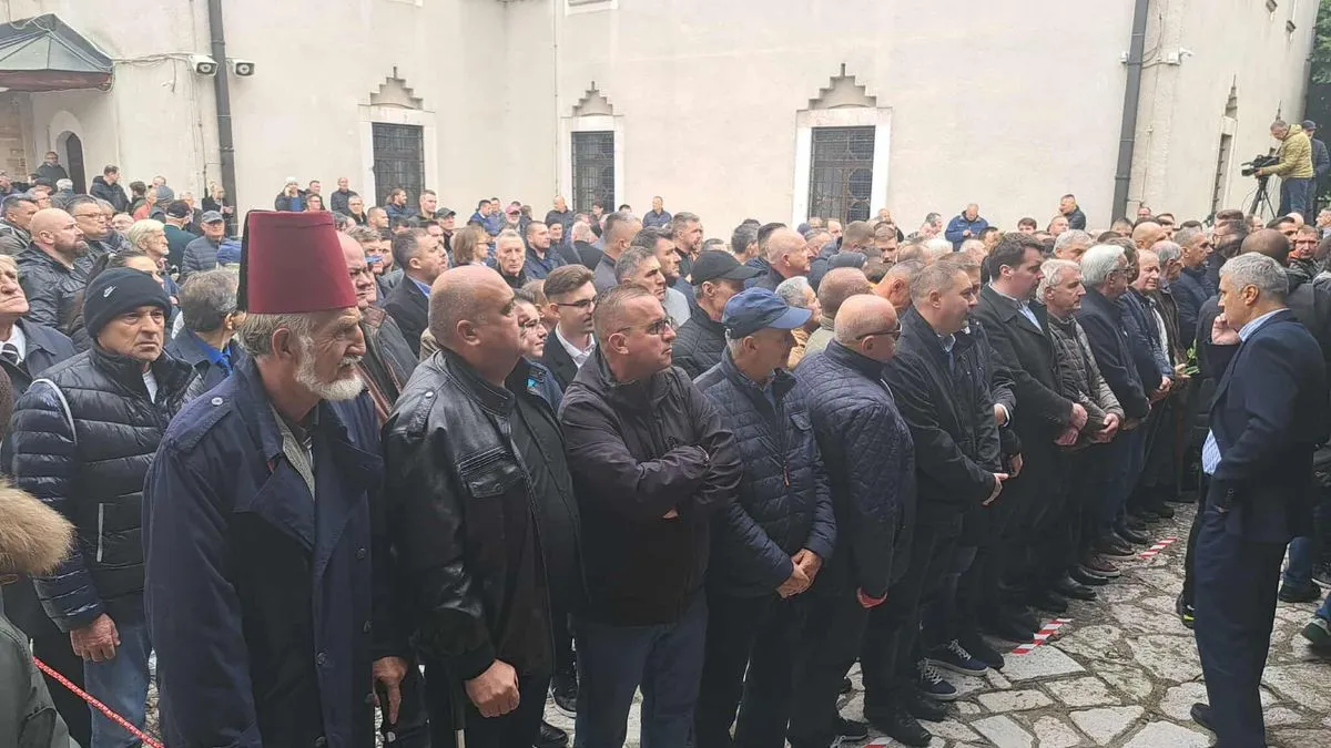 Veliki broj ljudi, ne samo iz BiH nego i regiona ali i svijeta, došao je na dženazu Halidu Bešliću