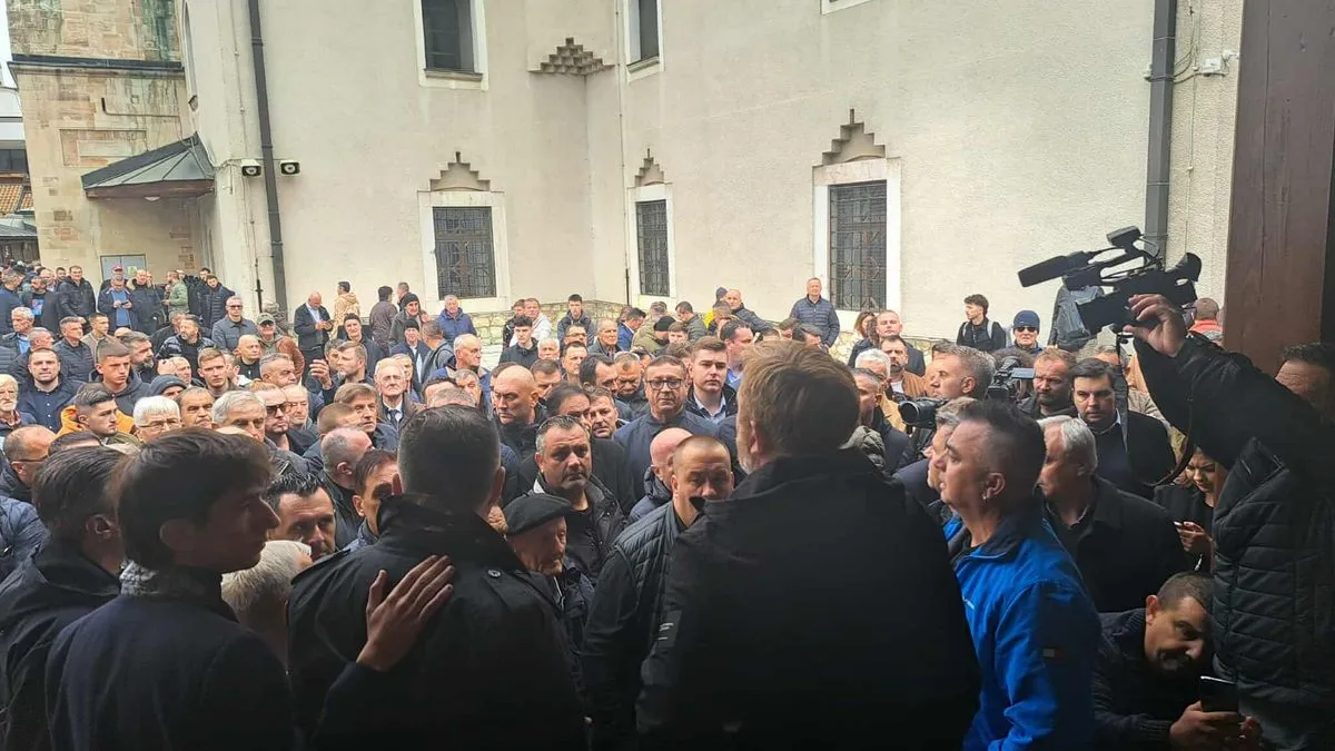 Veliki broj ljudi, ne samo iz BiH nego i regiona ali i svijeta, došao je na dženazu Halidu Bešliću