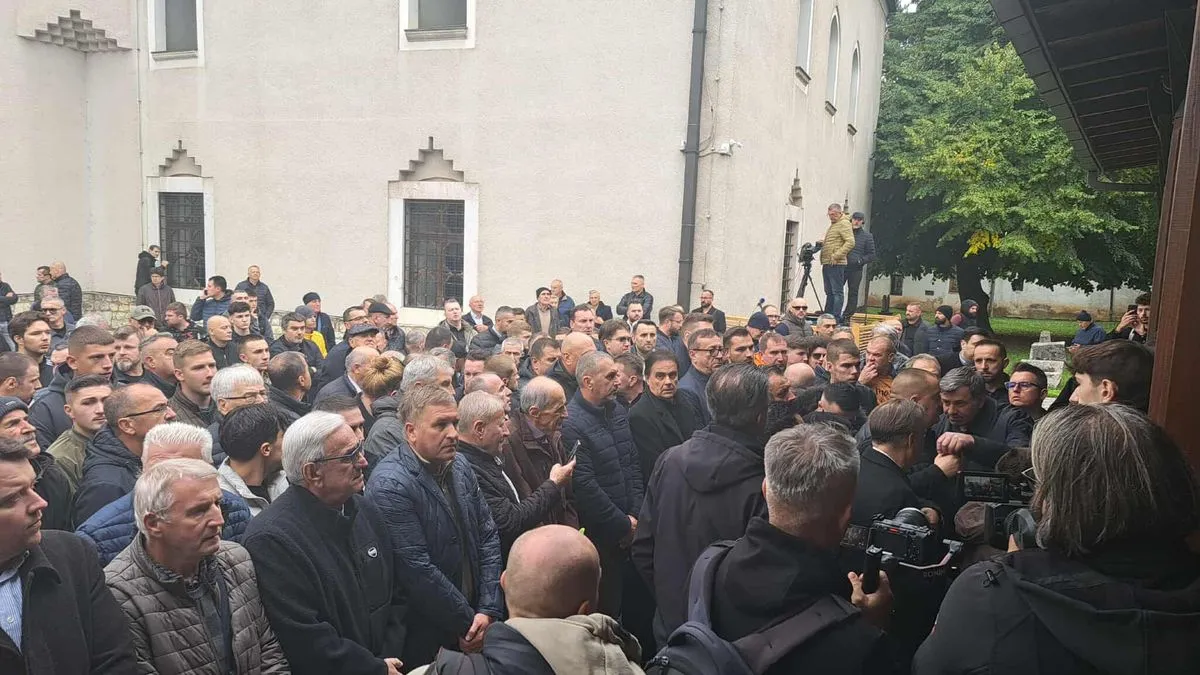 Veliki broj ljudi, ne samo iz BiH nego i regiona ali i svijeta, došao je na dženazu Halidu Bešliću