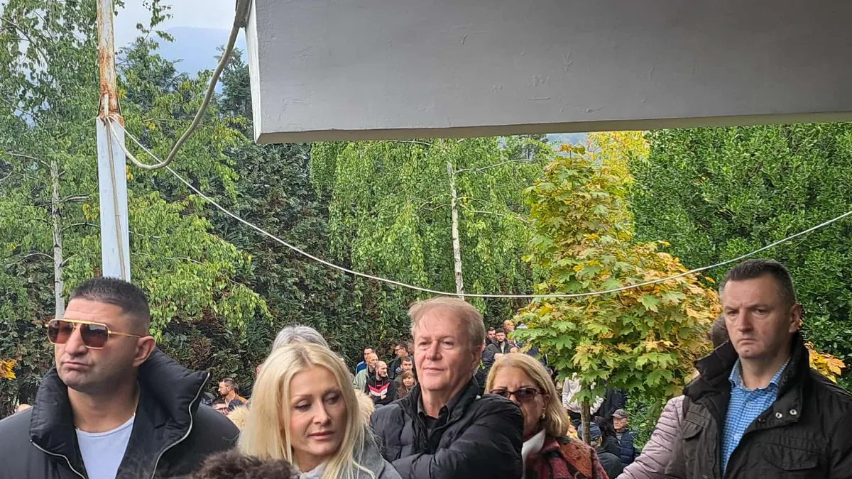 Veliki broj ljudi je prisustvovao dženazi i ukopu na Barama