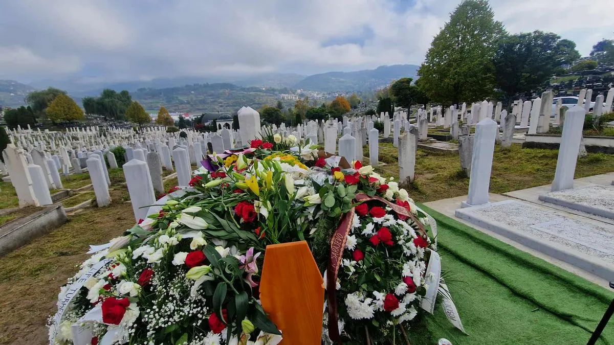 Pored svježeg cvijeća, stoji i kruška, jeribasma. Halidu najdraža voćka