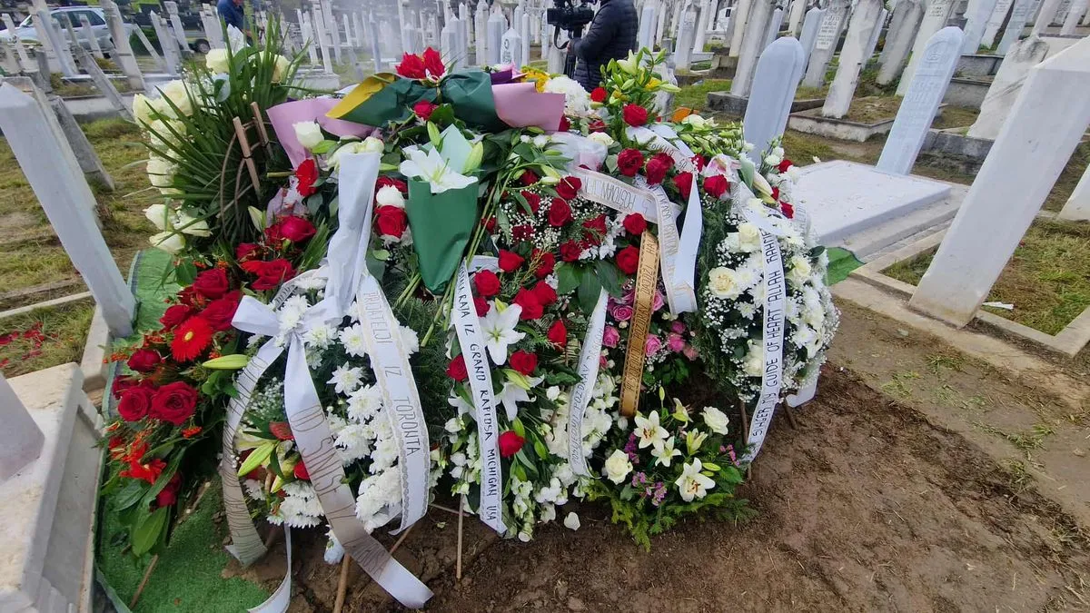 Pored svježeg cvijeća, stoji i kruška, jeribasma. Halidu najdraža voćka