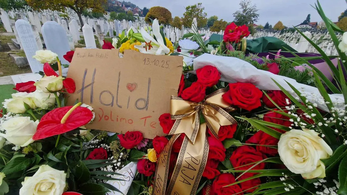 Pored svježeg cvijeća, stoji i kruška, jeribasma. Halidu najdraža voćka