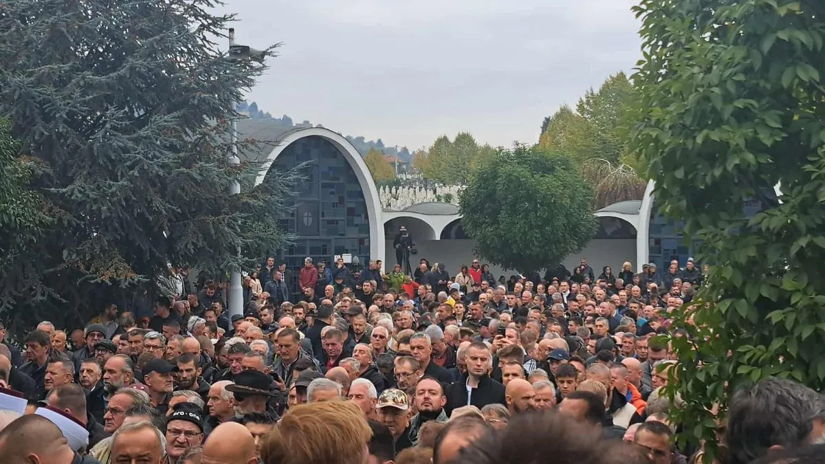 Veliki broj ljudi je prisustvovao dženazi i ukopu na Barama