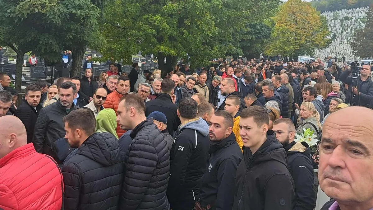 Veliki broj ljudi je prisustvovao dženazi i ukopu na Barama